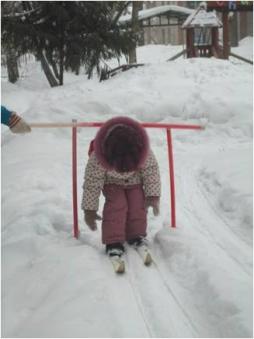 Обучение ходьбе на лыжах в зимний период.