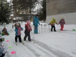 Обучение ходьбе на лыжах в зимний период.