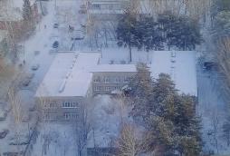 Вид здания детского сада снаружи, и частично территории ДОУ, зимой, с высоты "птичьего полета" 